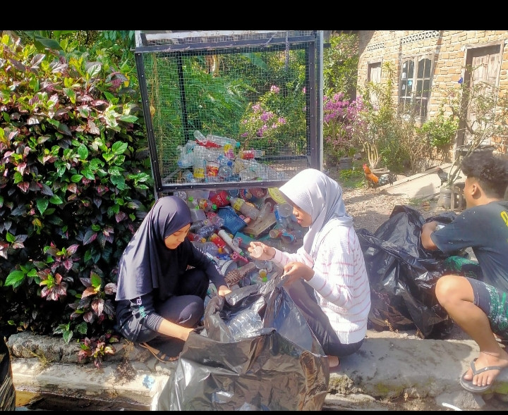 Pemuda/i Kragilan pondok Dawung pemilahan sampah