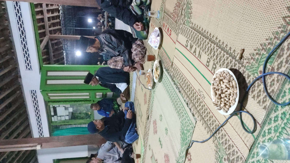 Tahlil dan Tugur dirumah duka keluarga .padukuhan Rogobangsan
