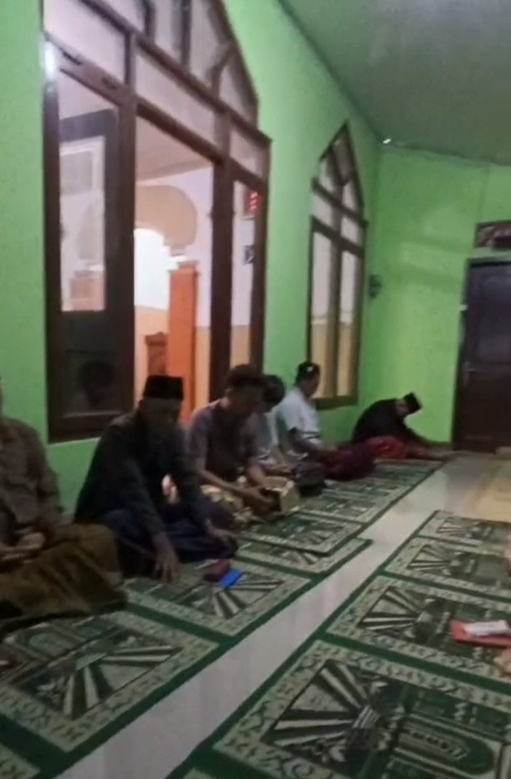 Yasinan rutin di masjid Kragilan pondok Dawung