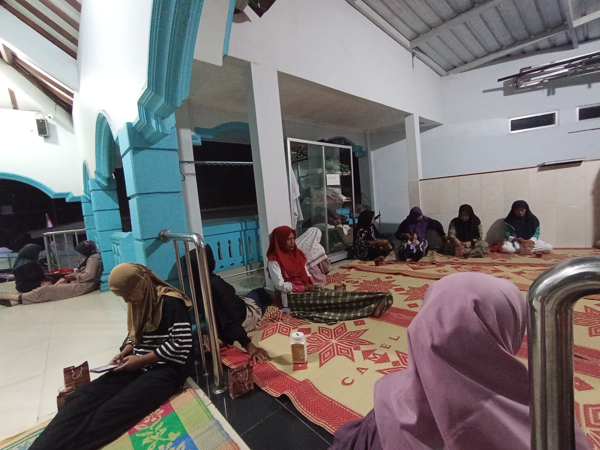 Yasinan rutin mlm minggu ibu2 dusun koroulon kidul