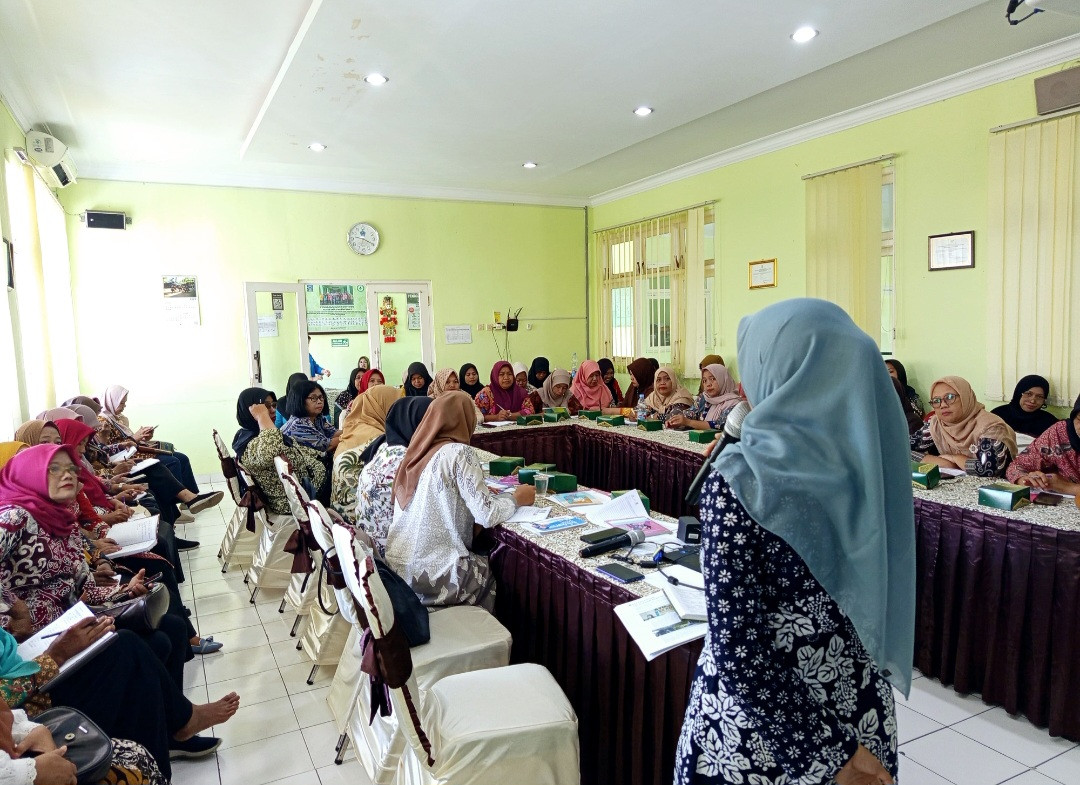 Kader Padukuhan Kalibulus menyampaikan materi hasil pelatihan ketrampilan dasar kader