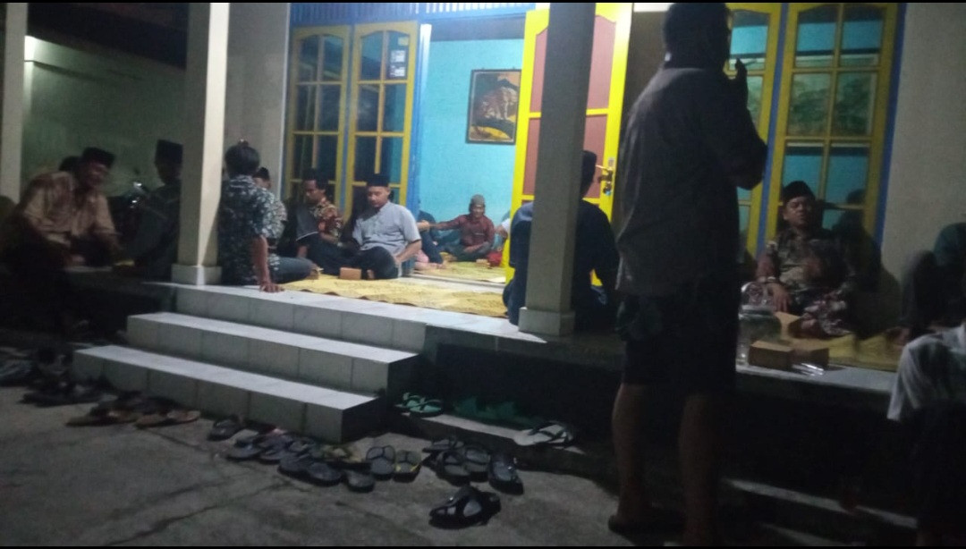 Warga Padukuhan Kalibulus mengikuti tahlil