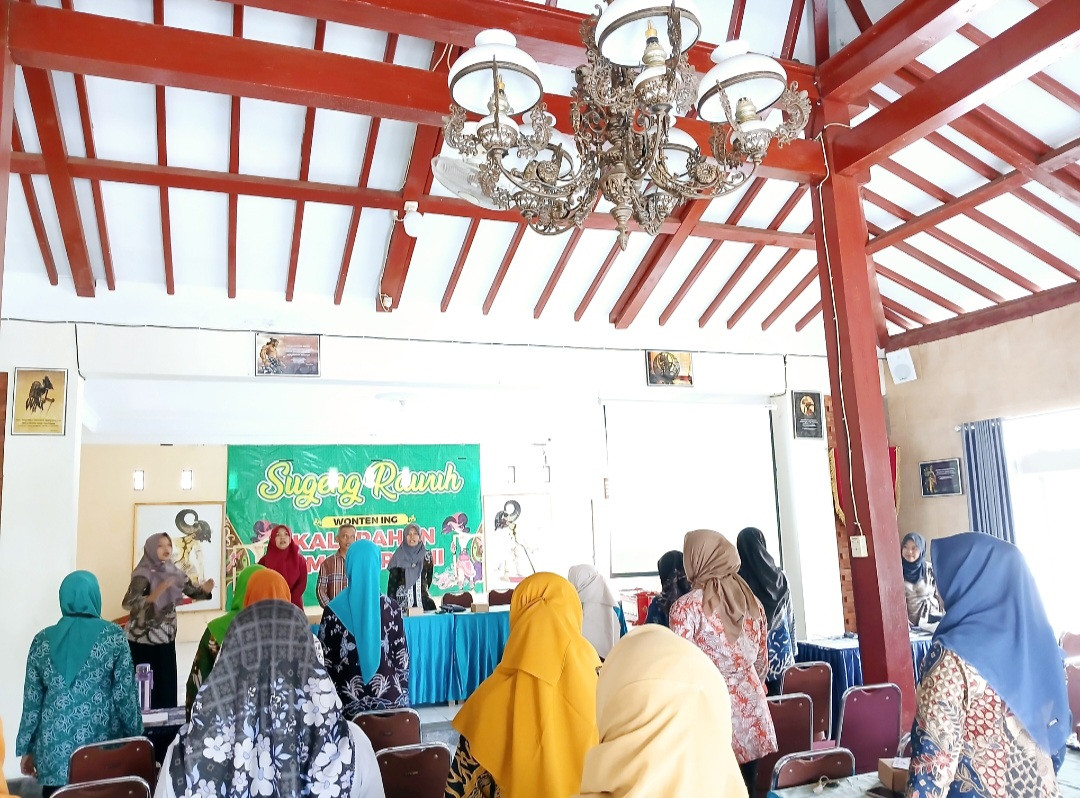 Kader Padukuhan Kalibulus bertugas menjadi dirigen dalam pertemuan PKK