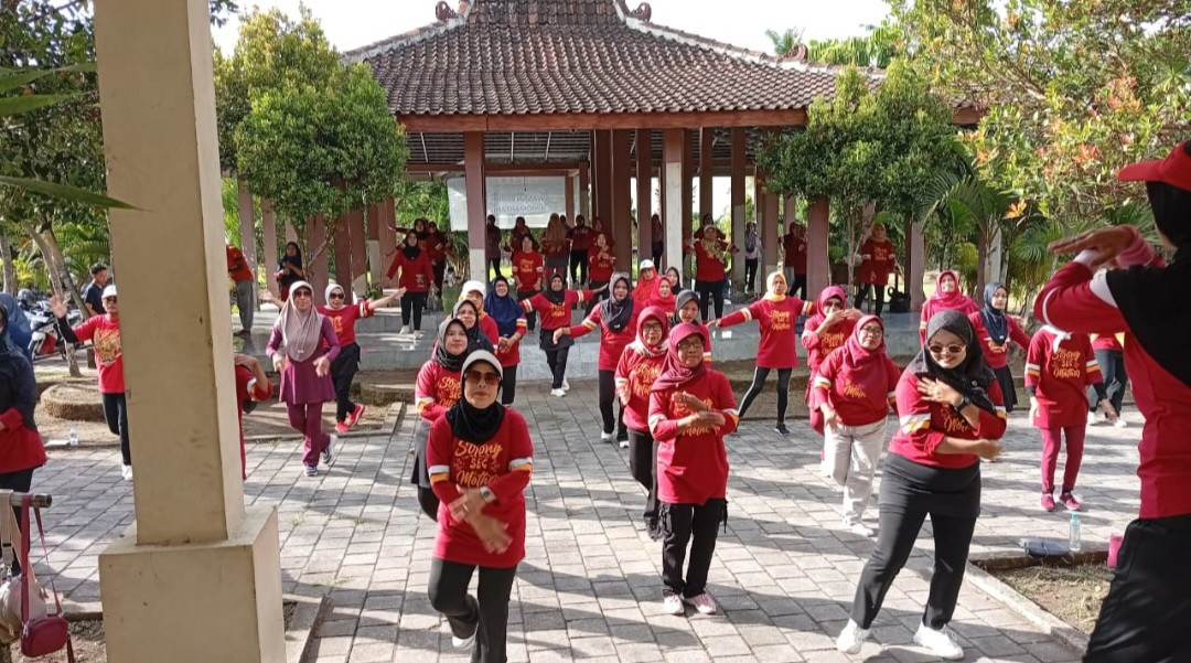 Warga Padukuhan Kalibulus mengikuti senam