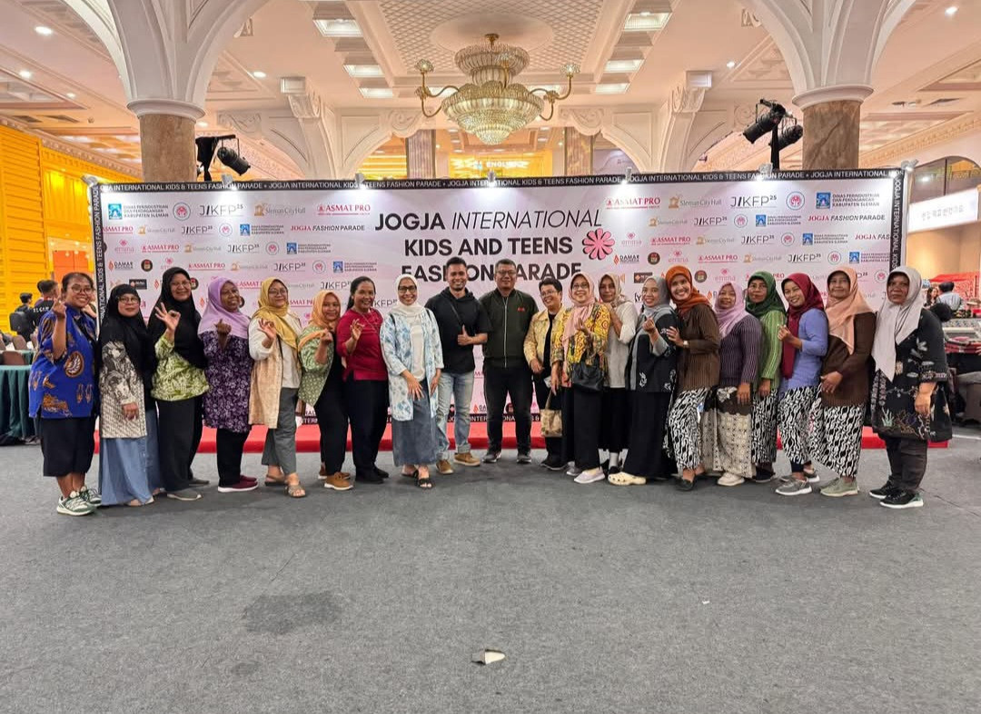 Kader Padukuhan Kalibulus mengikuti gebyar batik & lurik