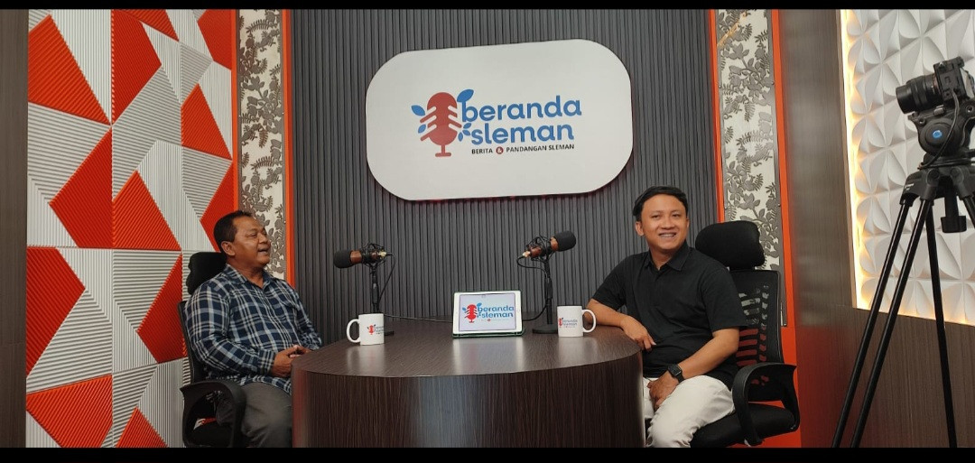 Warga Padukuhan Kalibulus mengikuti acara di RB TV