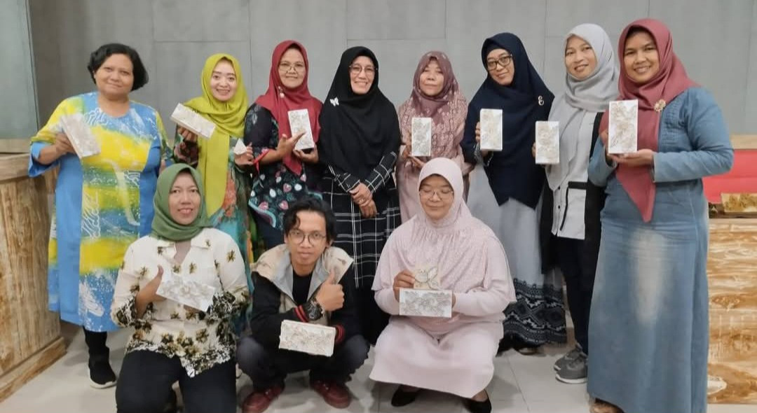 Kader Padukuhan Kalibulus mengikuti workshop cap batik