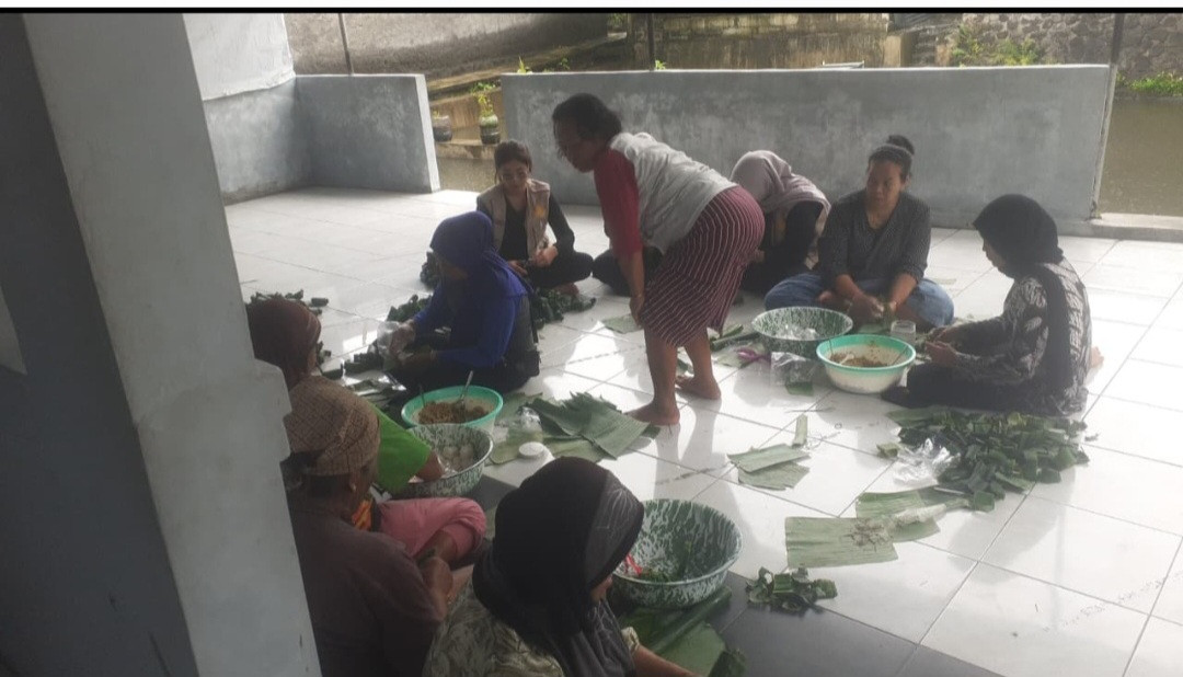 Warga Padukuhan Kalibulus rewang masak untuk persiapan pengajian