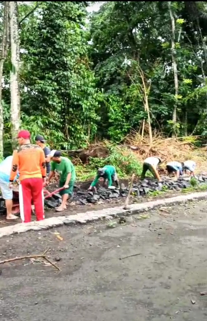 Gotong royong tegal jaten balong