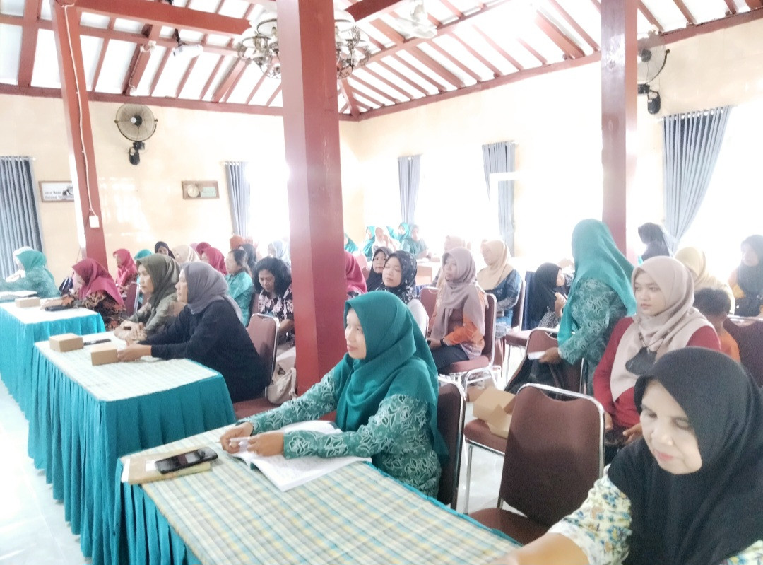 Kader Padukuhan Kalibulus mengikuti pertemuan rutin PKK