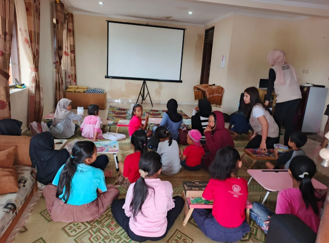 Anak-anak warga Padukuhan Kalibulus sedang nonton bareng film anak bersama KKN UNY