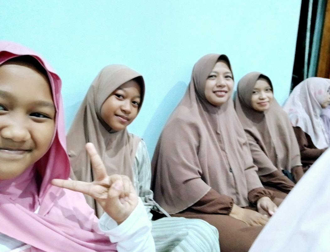 Warga Padukuhan Kalibulus menghadiri pengajian