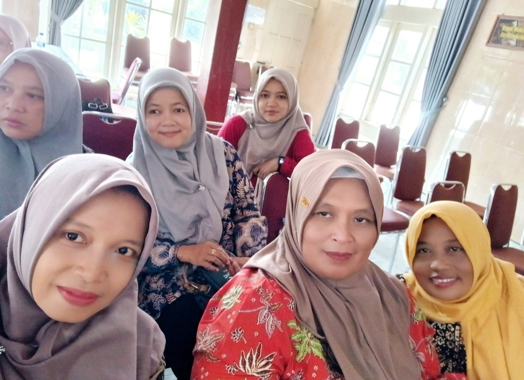 Kader Padukuhan Kalibulus mengikuti pertemuan kader