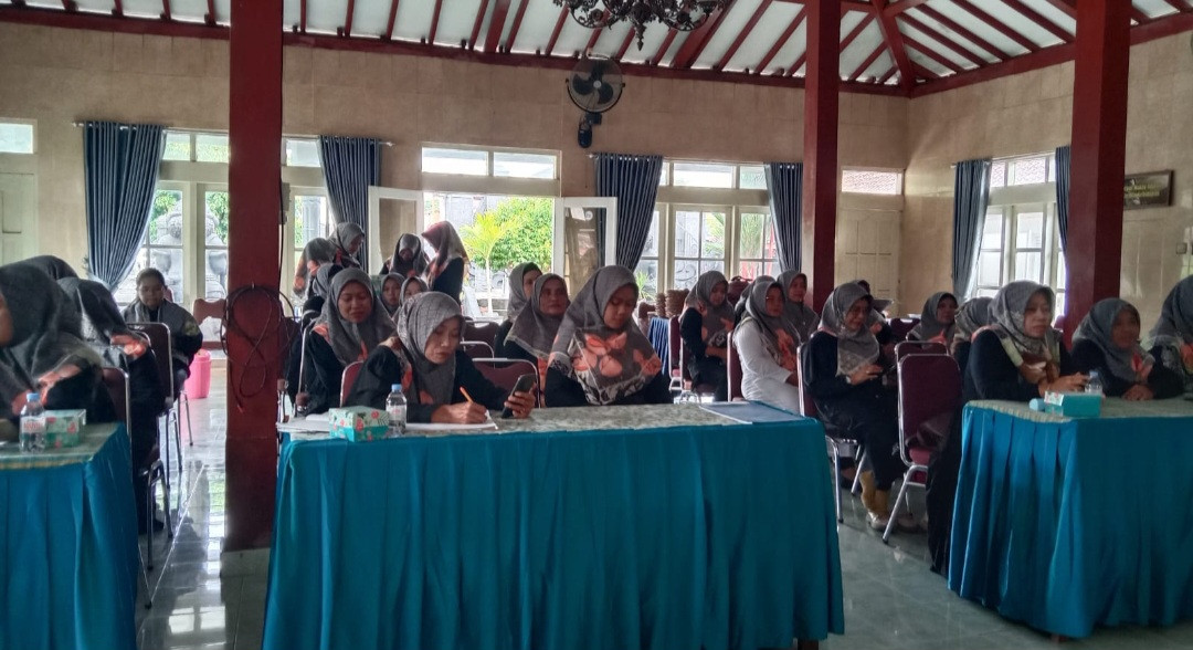 Kader Padukuhan Kalibulus mengikuti pertemuan rutin PKK