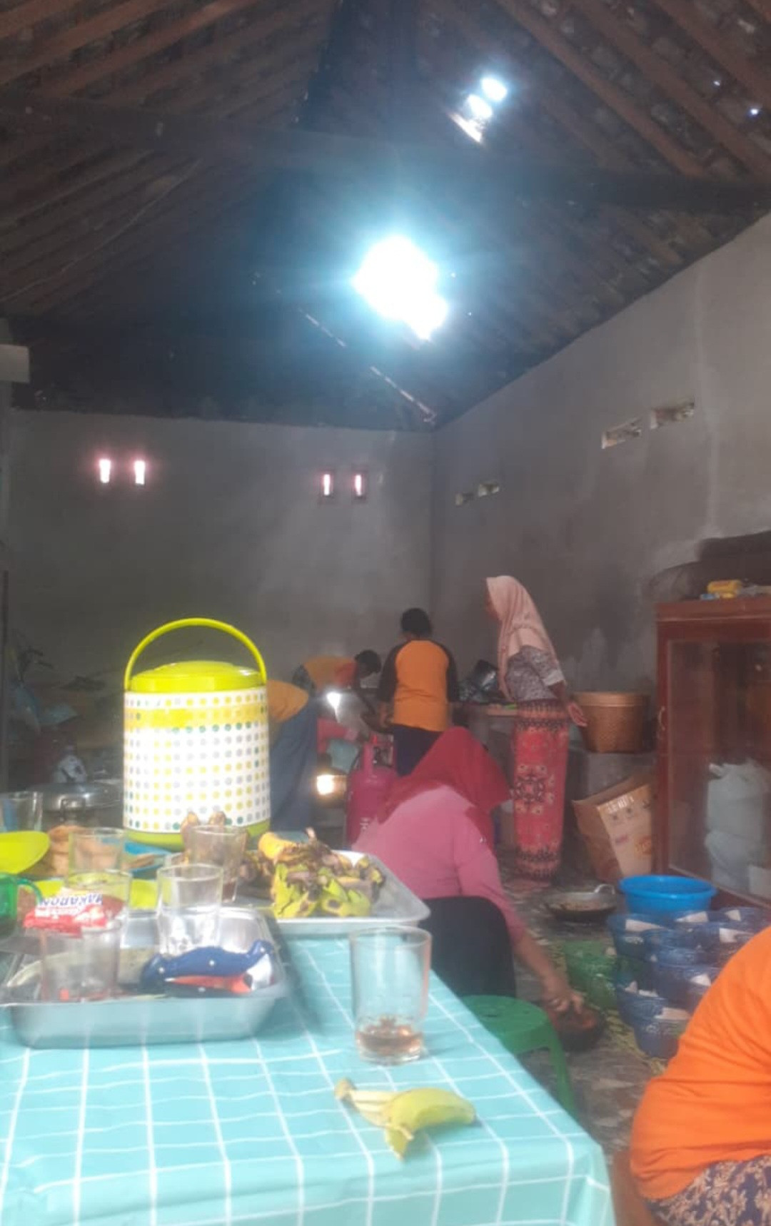 Ibu-ibu warga RW 06 Padukuhan Kalibulus sedang rewang di rumah ibu Mulyati