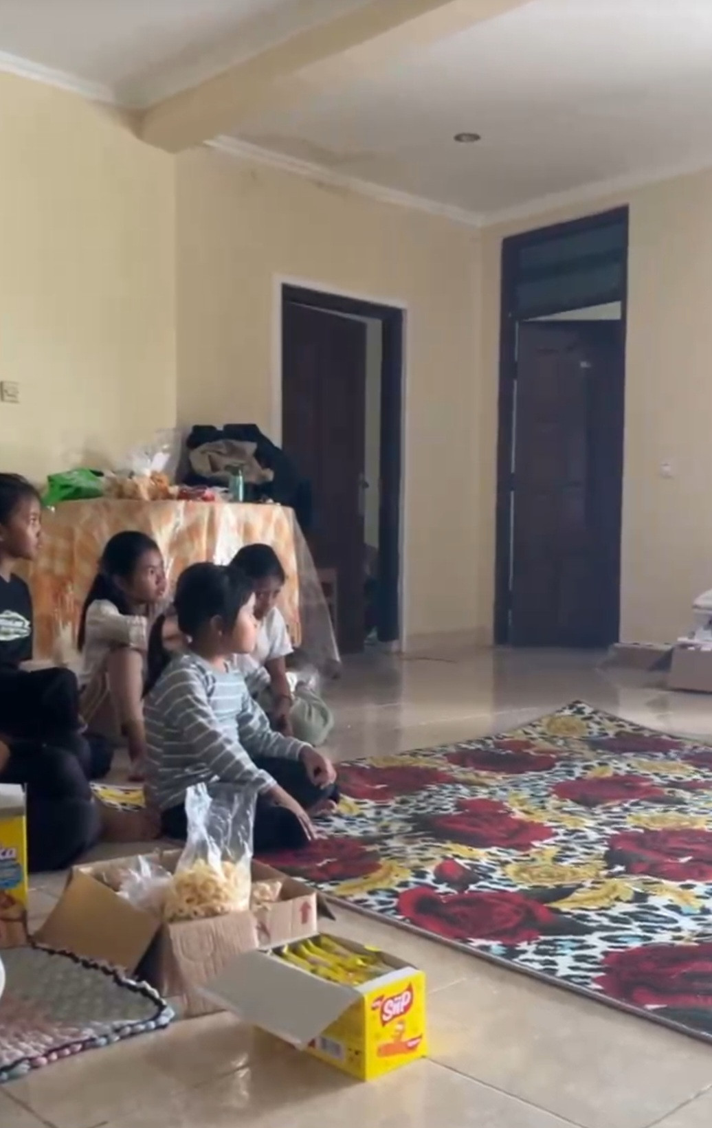 Anak-anak Padukuhan Kalibulus sedang mengikuti latihan nari bersama KKN