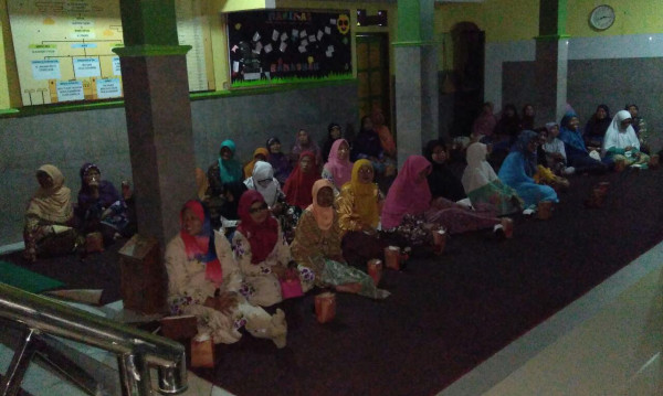 Ibu-ibu pengajian di Masjid Ar-Rohmah