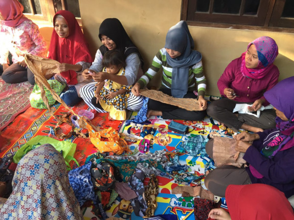 pelatihan pembuatan tote bag dari kain perca