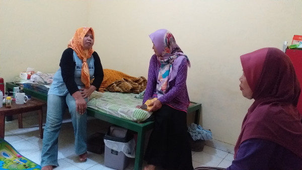 suasana menjenguk orang sakit