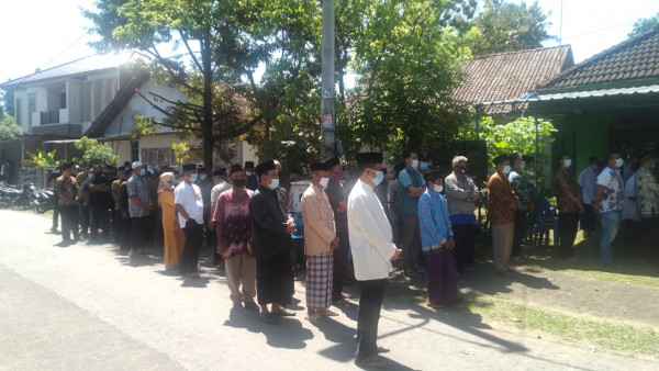 Suasana warga menghantarkan jenazah keperistirahatan yang terakhir