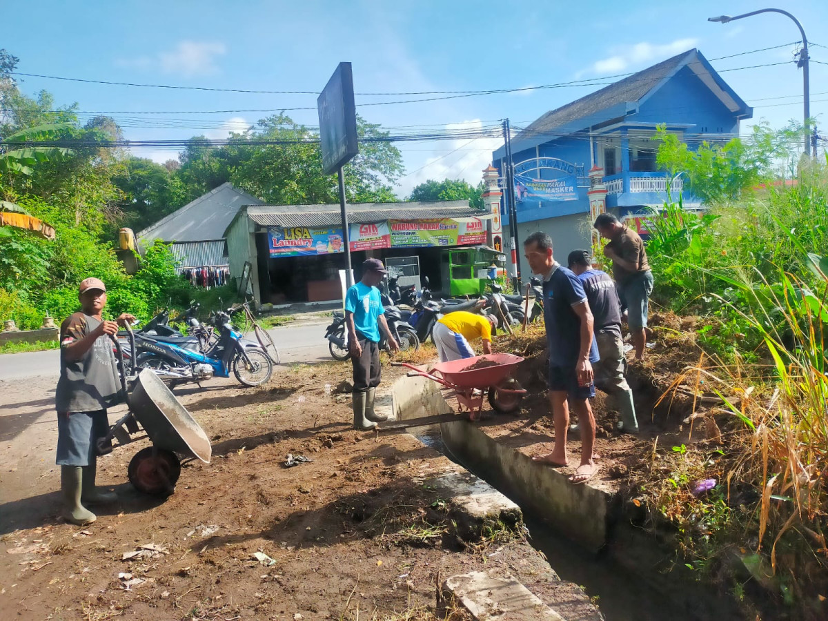 Kerja bakti pengurukan jalan selatan kampung Nglarang yg di koordinir oleh ketua sub Kelompok Tani Blok Kidul Nglarang