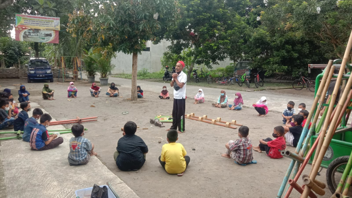 antusias anak-anak mendengarkan pembina dari dinas ke