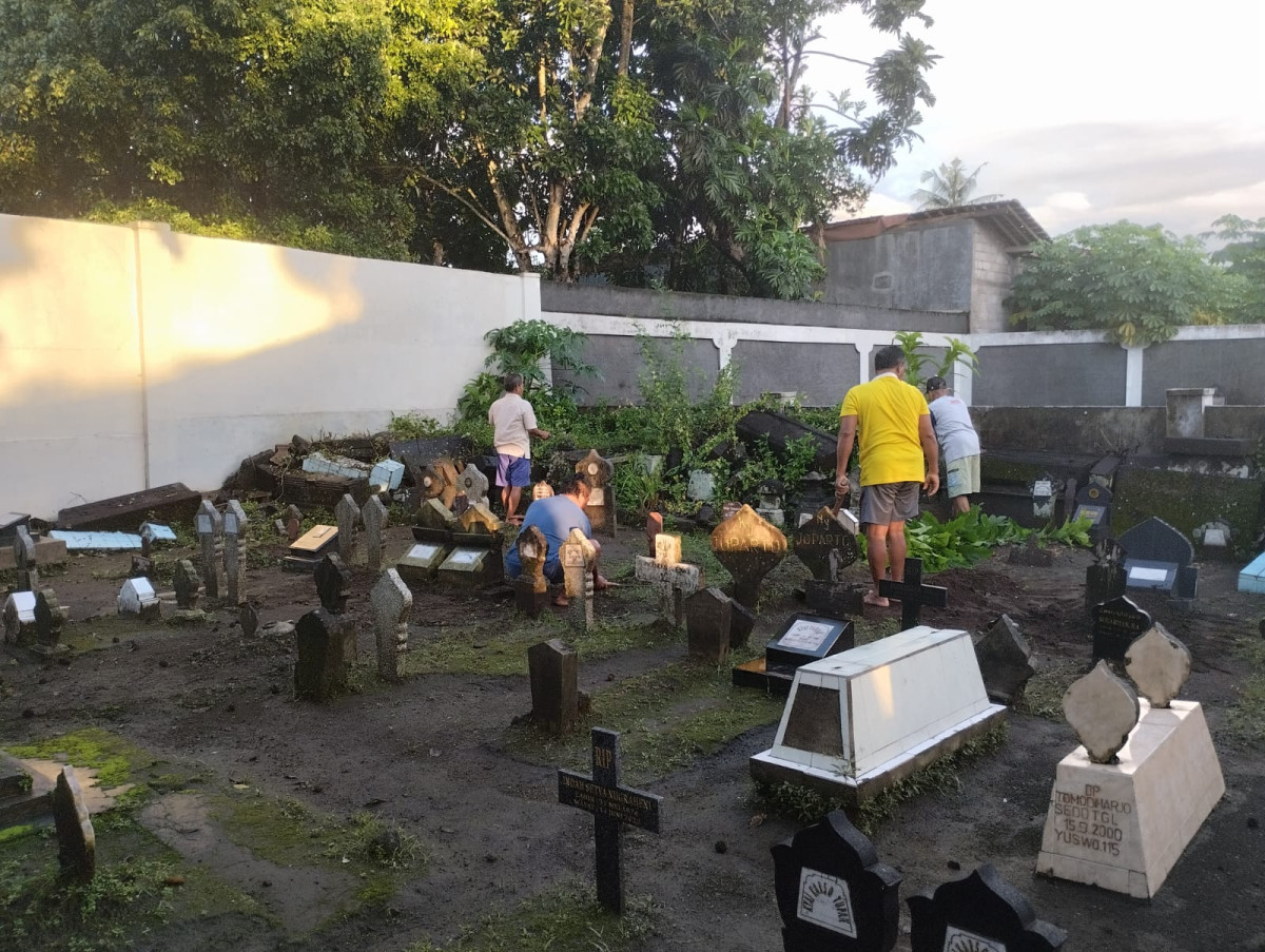 Kegiatan Gotong Royong Bersih Makam Menjelang Bulan Sya'ban