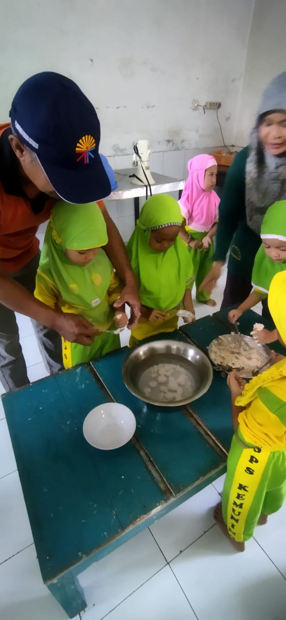 Murid sps kemuning belajar membikin bakso, dan proses jadinya bakso bersama bunda gurunya dan pembimbing nya dari ugul- ugul