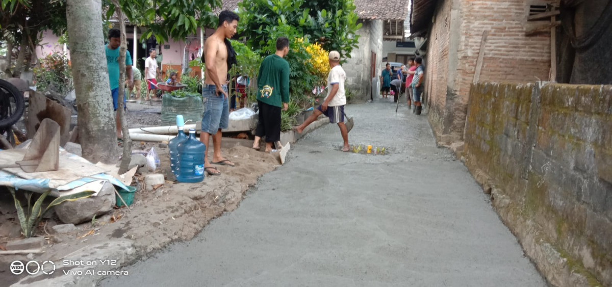 Kerja bakti pengecoran jalan  rt 6 Rw 35   Padukuhan Malangrejo