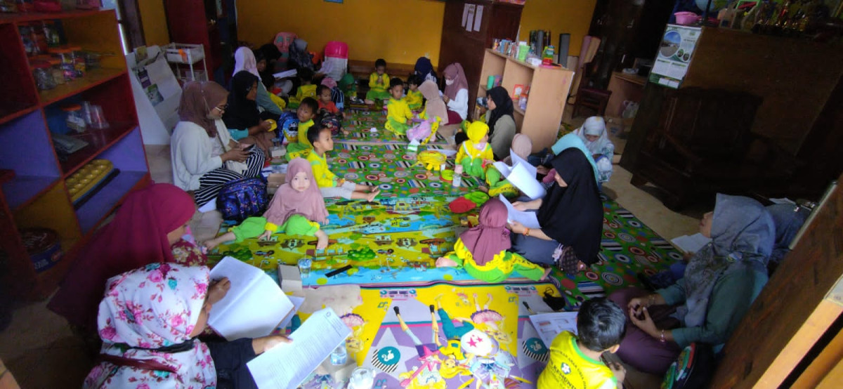 Rapat wali sps kemuning menyampaikan program sekolah kepada orang wali murid di padukuhan Tegalsari.