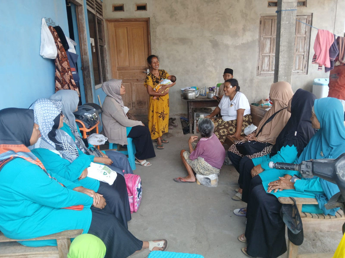 Kunjungan rumah kepada Ibu Pasca Salin oleh Kader Posyandu Cempaka Padukuhan Ceper