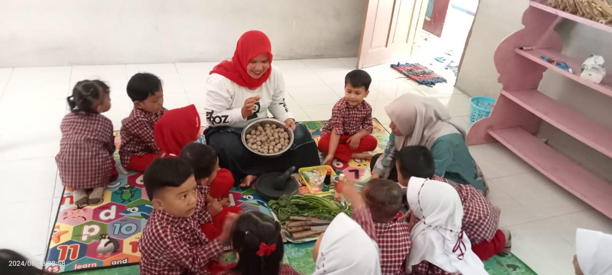 Kegiatan Pawon alit oleh anak-anak Paud / KB PKK Mutiara Hati Malangrejo