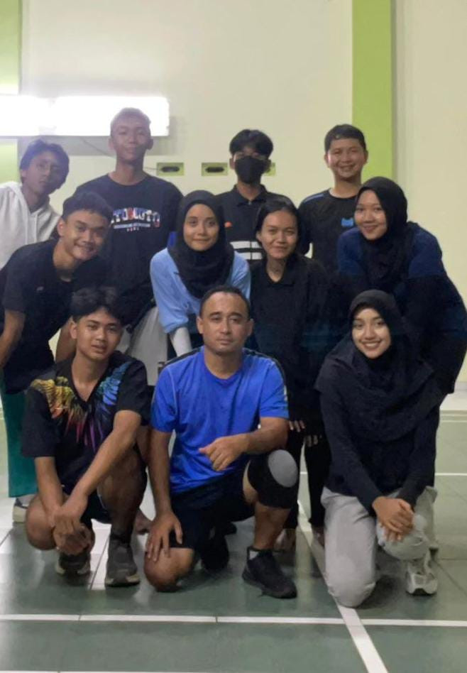 Forema ( Forum Remaja RT 05 ) padukuhan Bakungan melakukan Olahraga badminton bersama