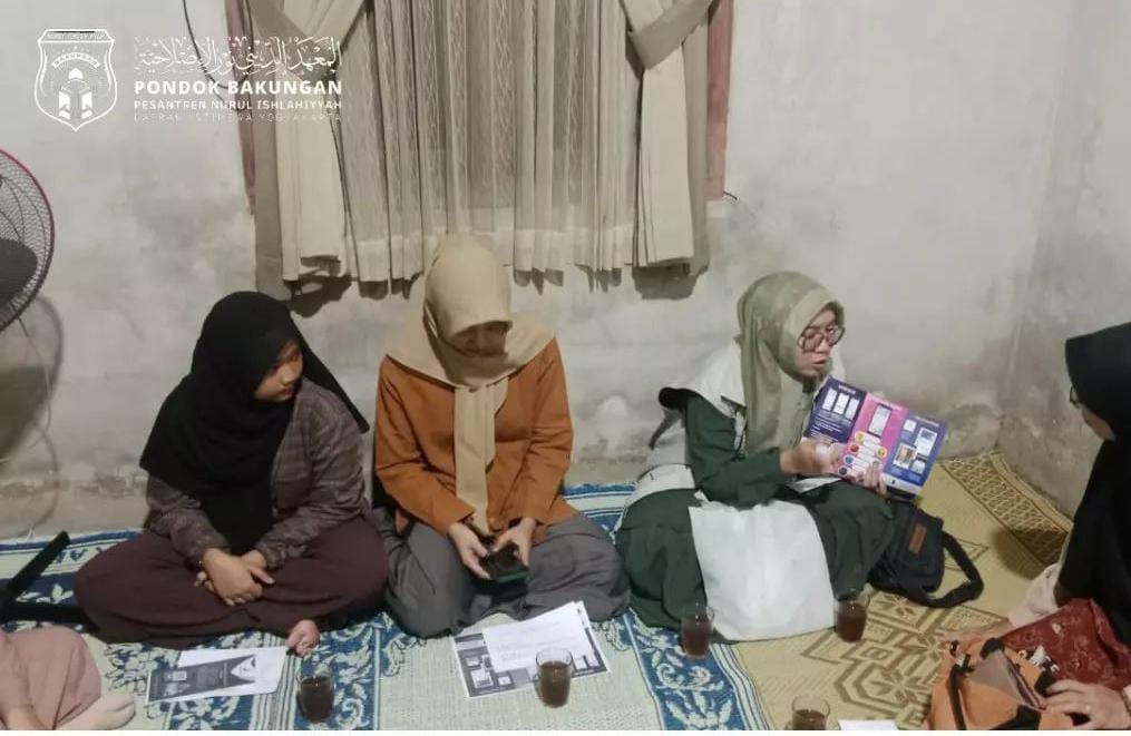 Warga Padukuhan Bakungan Mendapatkan edukasi dari santri Wati Pondok Pesantren Nurul Ishlahiyyah bakungan terkait edukasi keamanan pangan berstandart dengan BPOM