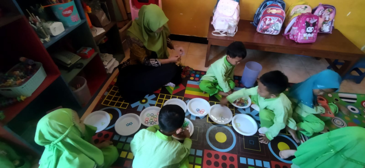 Pembelajaran anak anak PAUD sps kemuning dengan tema mengenal bentuk bentuk geometri mengasah motorik halus dan kasar anak anak sps kemuning padukuhan Tegalsari