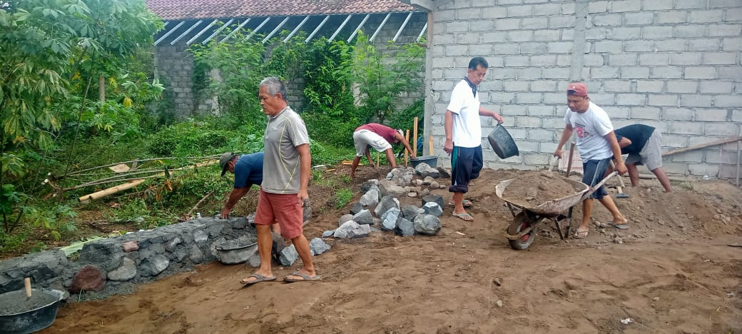 Gotong royong pembuatan gudang di dusun Gondanglegi