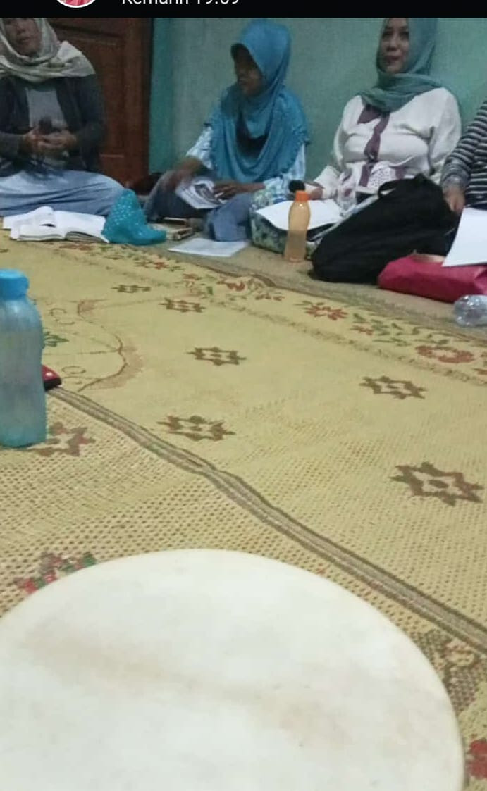 Latihan rutin Hadroh Al latifa oleh ibu2 warga krajan