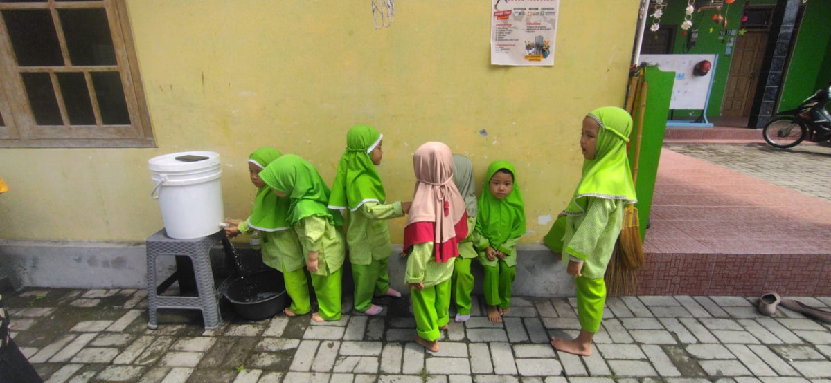 cuci tangan anak anak siswa sps kemuning