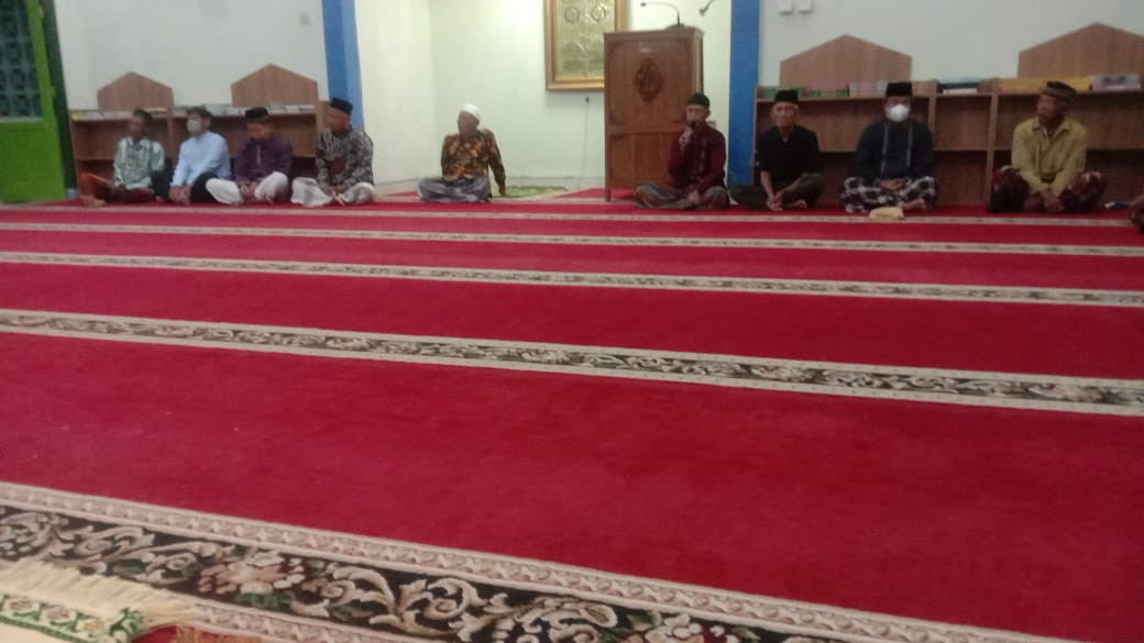 Jamaah sholat subuh dan pengajian rutin Minggu legi dusun babadan