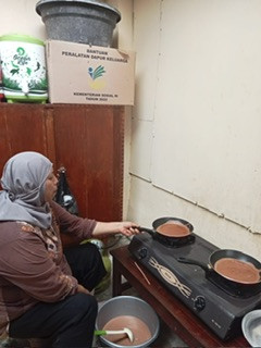 Proses memasak PMT lokal oleh kader Sanggrahan