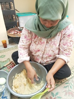 Proses memasak PMT lokal oleh kader Kregan Sanggrahan