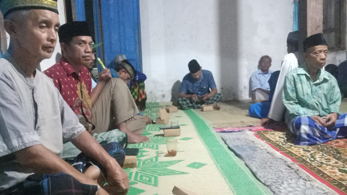 Pertemuan rutin  bapak bapak RT 05 RW 57 Padukuhan Bakungan