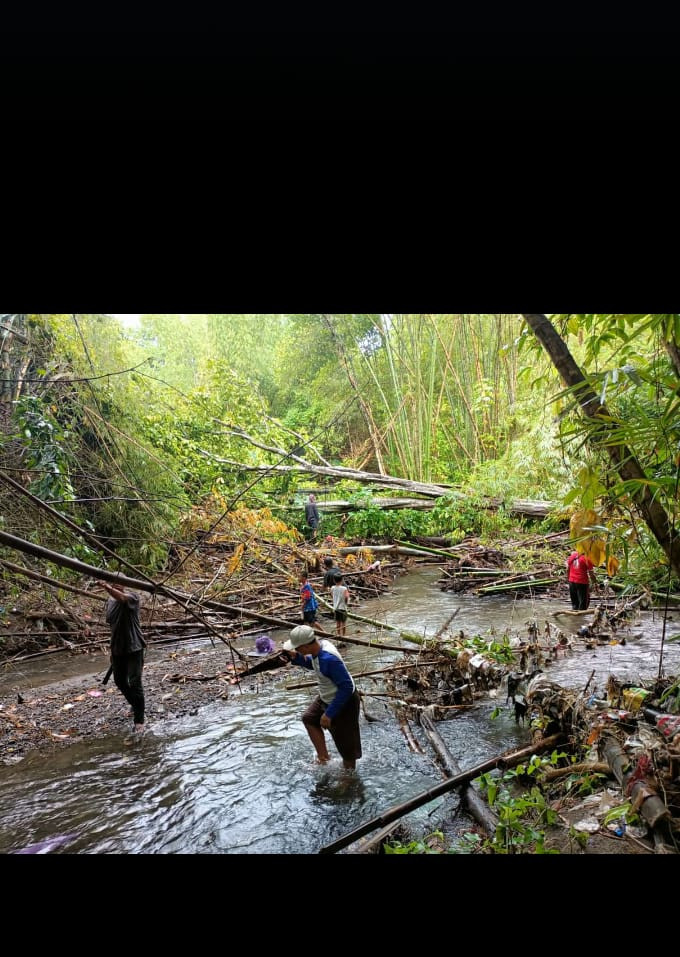 Kerja bakti pembersihan sungai oleh Bpk2 warga Krajan