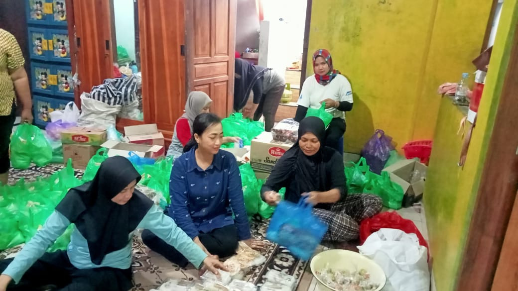 Kegiatan rukun sosial ibu" RT 04 rw 34 Padukiuhan Malangrejo