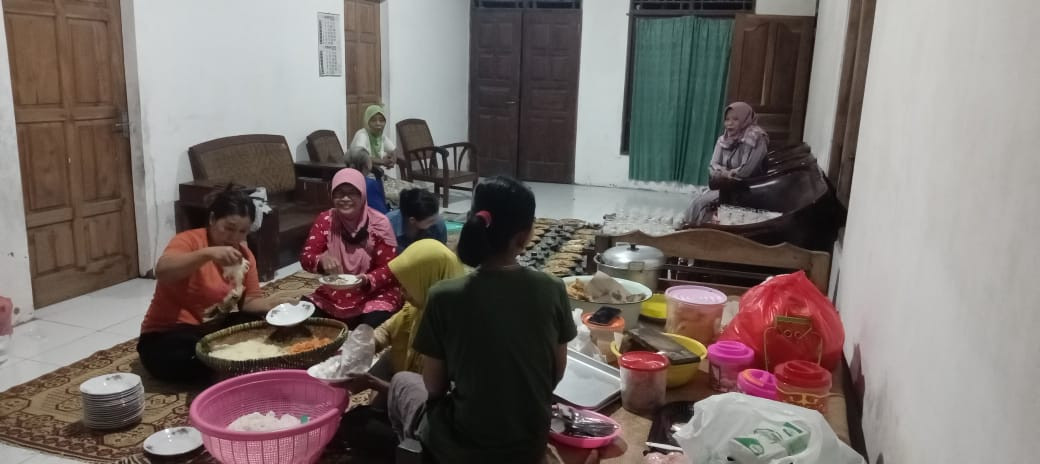 Gotong Royong Konsumsi Pembubaran Panitia Pernikahan Warga RT 01 Pokoh