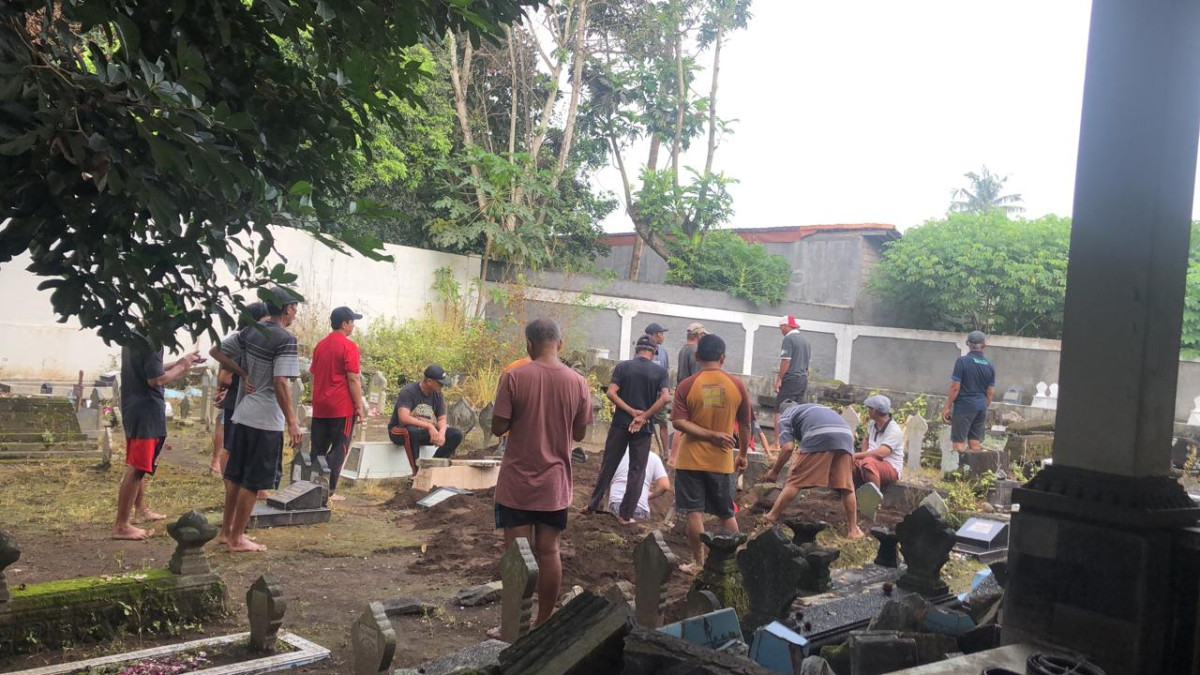 Gotong royong pembuatan makam warga pokoh