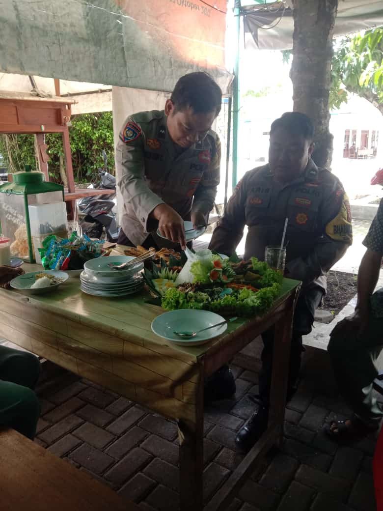 Acara tasyakuran pembukaan lapak usaha milik kalurahan wedomartani yg di hadiri oleh kader krajan