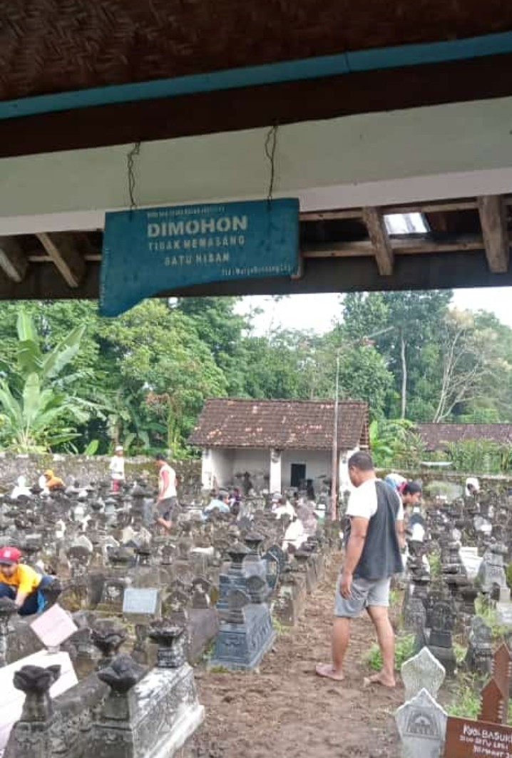 Gotong royong besik Makam Gondanglegi