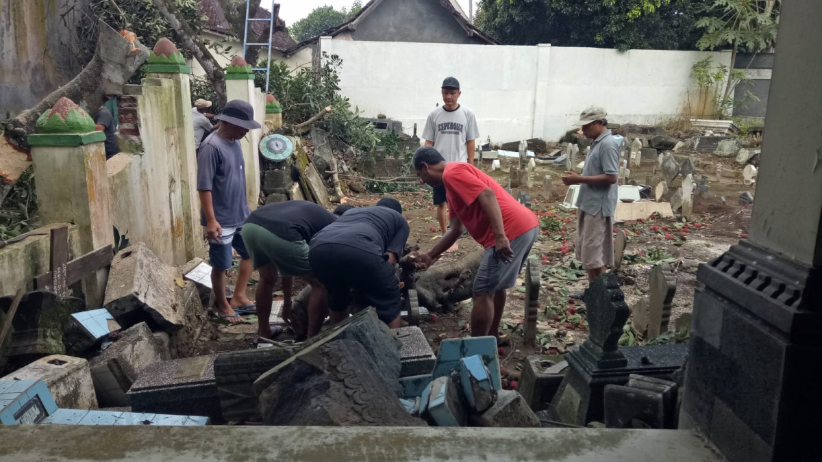 Gotong Royong Bersih Makam Tengah Padukuhan Pokoh