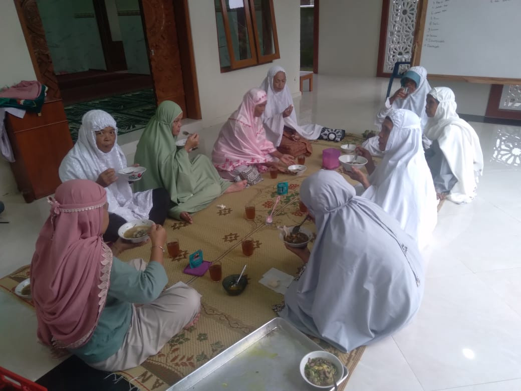 Sarapan bersama setelah sholat suruq